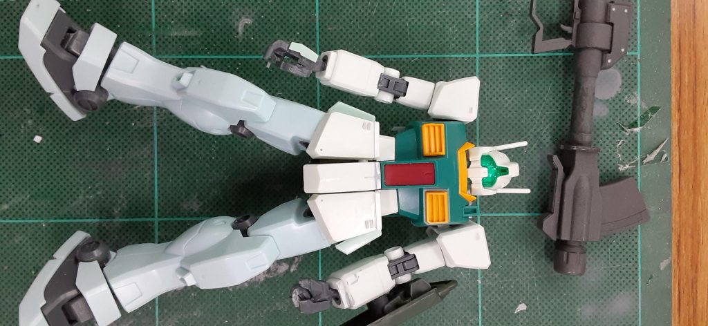 ミキシングにあたり、少しだけ腰周りのフィッティングのみ、行いました。フロントアーマーの延長、胴体軸の延長、股関軸のボールジョイントも延長し、腿が外に広がるように微調整しました。