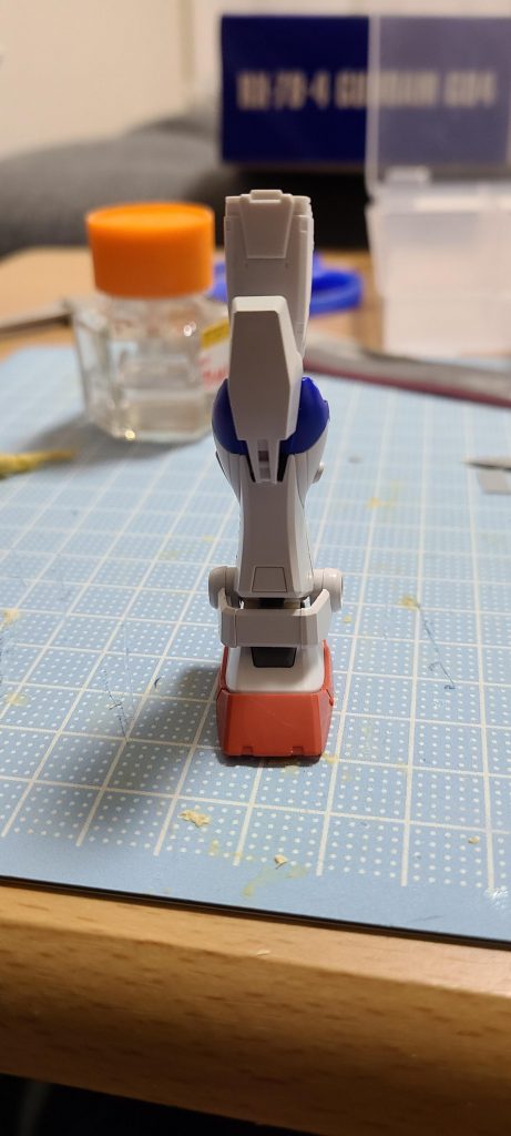 足ですが、オリジン版の方が爪先が可動し肉抜きが無いので使いました。ただ、足首カバーが4号機とオリジン版では取り付け方が違うため、4号機の足と脹ら脛を繋ぐパーツにプラバンとプラ棒にて取り付け出来るようにしました。