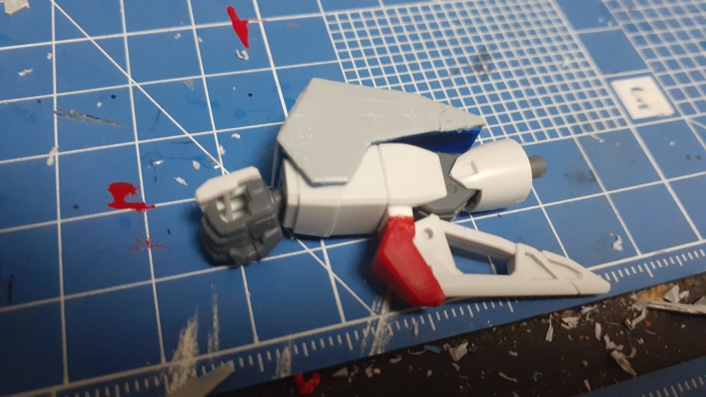 左腕塗装前腕そのものはデスティニーのものを使い、削ったブーメラン基部と手甲と合体した前腕装甲をくっつけてます腕と肩の接続が合わないのは3ミリ軸で対応