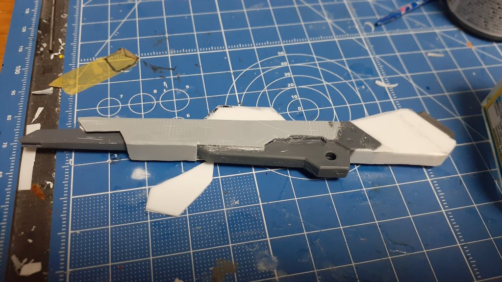 ビーム砲の制作中パワードアームズパワーダーのキャノン基部にユニバースブースターのビームキャノンを接着、プラ板で覆って形状変更スコープはデスティニーのビームライフルより