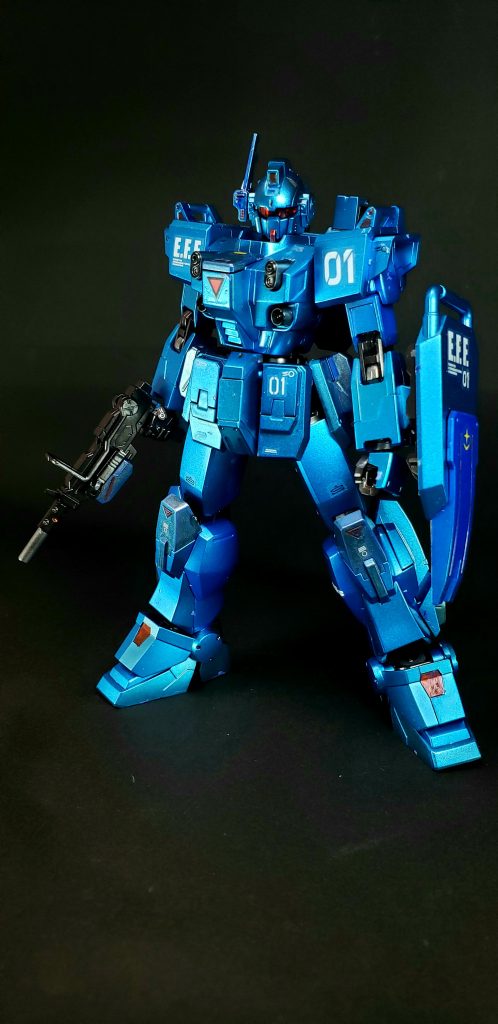 当初の試験では暴走を繰り返し、そのあまりの過負荷に耐えきれず搭乗したパイロットを何度も死に至らしめている。ある夜間試験では、近くの戦場に誘われるように起動したEXAMシステムに操られるように搭乗パイロットごと暴走した機体が、作戦終了後の友軍部隊を襲撃して壊滅に追い込んだ。その際に居合わせた「モルモット隊」ととも交戦したが、逆に損傷を負わされ、パイロットが死亡している（媒体によっては死亡しないのもある）。EXAMシステムの暴走により性能の限界まで酷使した機体はオーバーヒートを引き起こしたが、リモート機能により撤退している[46]。