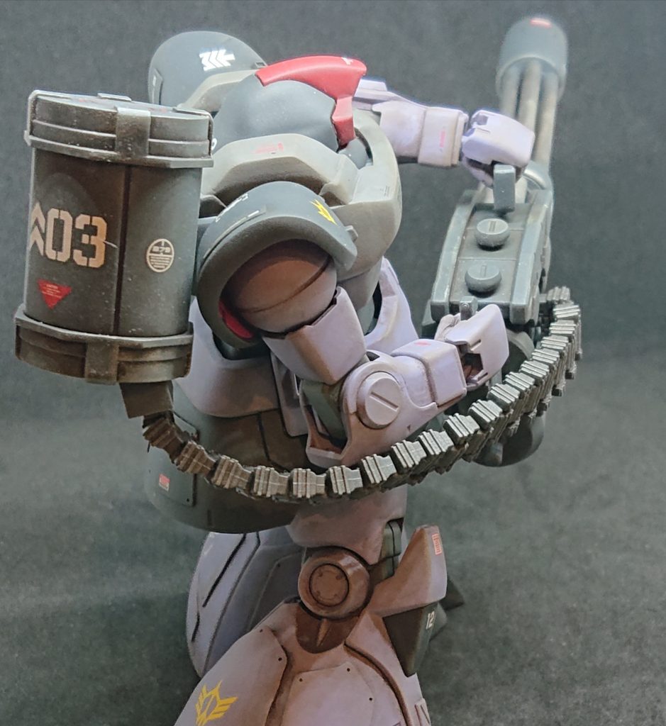 背中の弾倉はMSGのベルトリンク