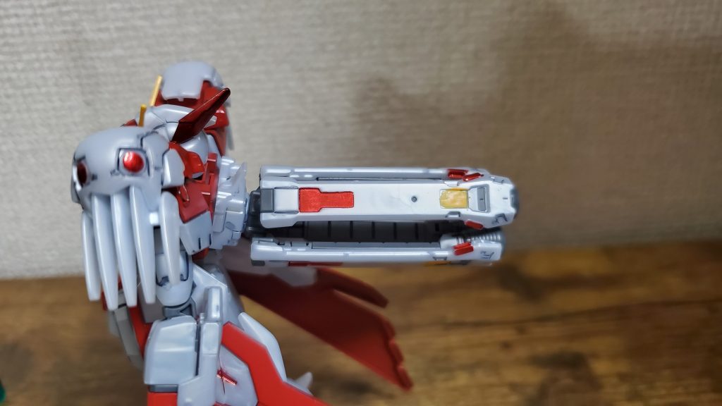 ガンダムマーカーのロイヤルメタレッドで塗りわけたバインダーが個人的にはすごく好きなんですが、悲しいかな正面からだとあんまり見えないのでした