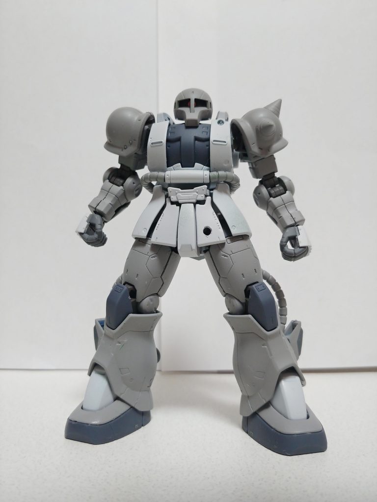 立ち姿です。ほとんどがザクⅡのパーツになります。足、首周り、肘などにバーニア、装甲などを追加。バックパックは高機動型ザクⅡのものを使用してます。