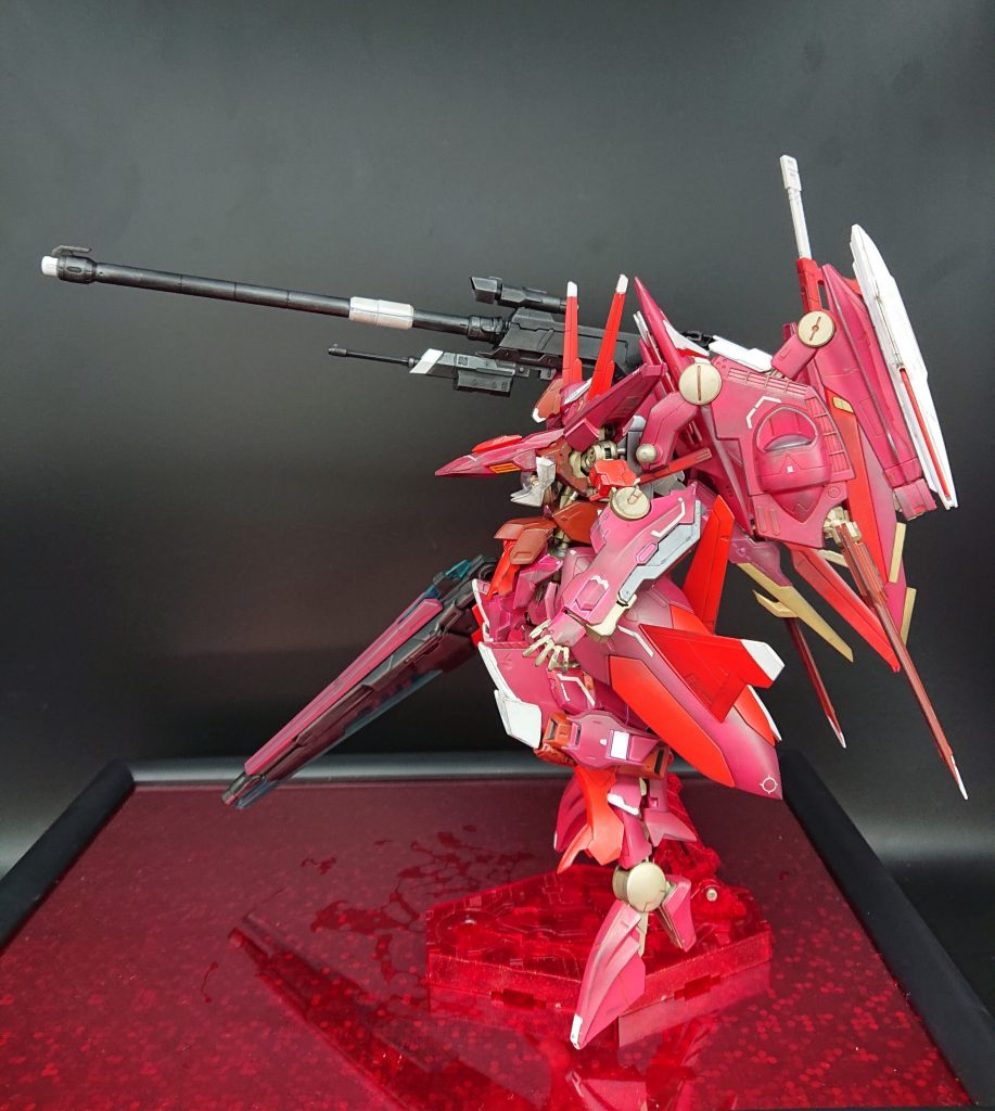 1/144のジオンMSと比べるとかなり大型です。台座がA4サイズの額なので、大きさが分かるかと思います。台座は赤いGN粒子を演出するため、プリズムのセロハン、赤い透明の下敷き、額は100均で揃えました。