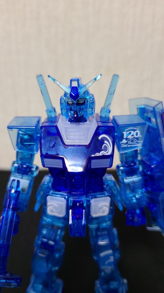 正面のアップ写真。よく見ると目部分のシールも専用の物に変更されています。