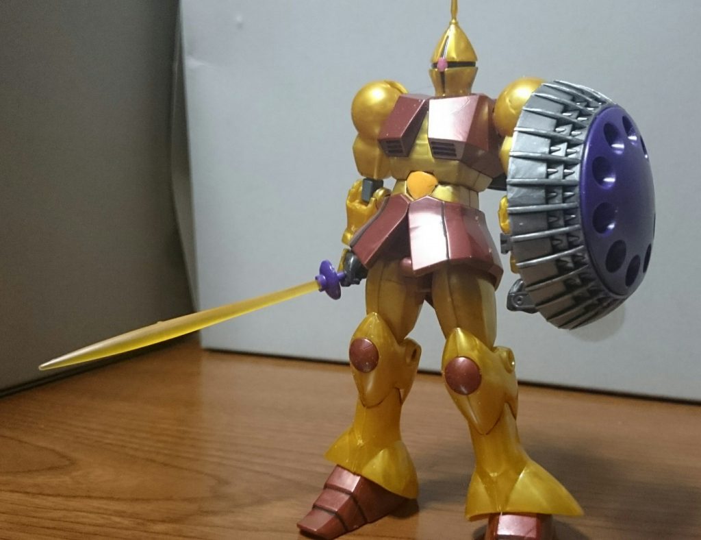 先ずは素のギャンから。こちら発売時期的にリバイブの方ではなく、02番というHG初期も初期の頃の方のギャンがベースっスね。故に可動範囲がすごく厳しければ、スタンド用の3mm穴も無く、C字フックで浮かせるっス。またメタリック系の宿命、ウェルドラインが目立ってるっスね。コクピットハッチをイエロー、バックパックのバーニア内部をゴールドで塗装してるっス