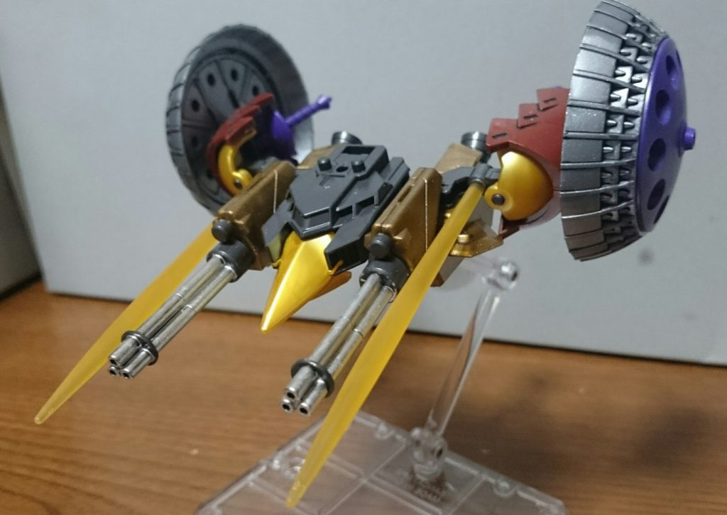 ・ヴァリュアブルポッドこのキットはギャンとヴァリュアブルポッド(共にギャンギャギャンカラー)で構成されてるっス。塗装箇所はガトリングのみ。また元キットではエフェクトパーツはそのままイエローの成形色だったんスけど、このキットではそのパーツのあるランナーのクリアパーツ版が一枚追加されてるっス。本体のレッドゴールドのパーツが金属の粒子が散らばっててすごくキレーっス