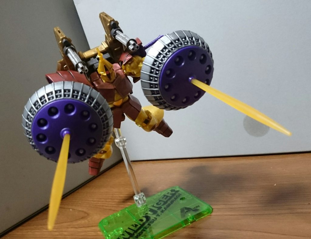 前述の通り、エフェクトはクリアパーツのものが新たに追加されてるので、通常のギャンバルカンに流用も出来るっスねヴァリュアブルポッドはリバイブギャンに取りつけるには肩パーツの加工が必要らしいんスけど、ピンバイスさえあれば簡単に出来るらしいんで試したいスね。まぁ近くのホビーショップを巡りに巡ってもヴァリュアブルポッドは全てのお店で売り切れだったんスけどでは以下アクションっス~