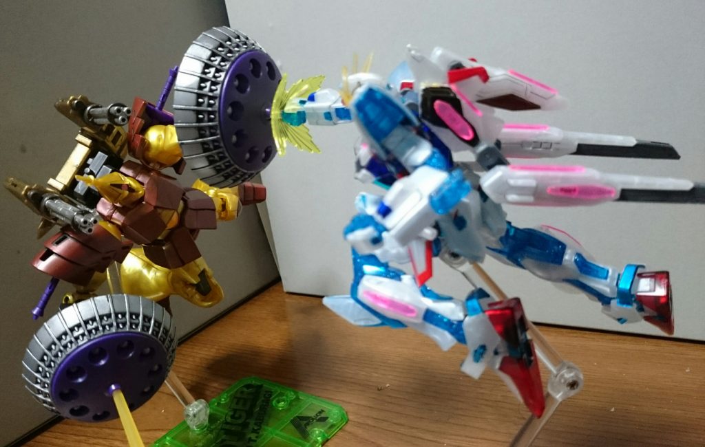 ギャンギャギャンバルカンvsビルドストライクコスモス!スタビルとコスモスは外見上の差異がないからスタビルをコスモスと言い張っても大丈夫!本編後の世界大会ではこんな組み合わせもあったかもしれないっスね。勝敗は……まぁ、多分、うん…ちなみに盾のエフェクトを取りつける穴が3mmなんで、エフェクトとかを取り付けられるっスね