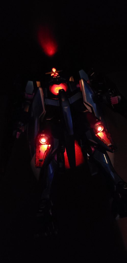 頭部、GNドライヴと太股のスラスターとお尻のスラスターがLEDでひかります