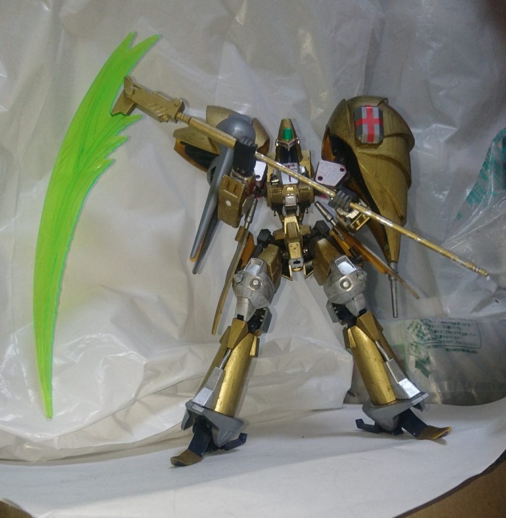 オージといえば、巨大な鎌(サイズ)です。勿論セイバー(ガンダムでいうビームサーベル)も使えますが、こちらのほうがイメージが強いのでは?※原作では、実体鎌になりますが、今作は旧1/100ガンダムデスサイズのビームサイズを流用しています。