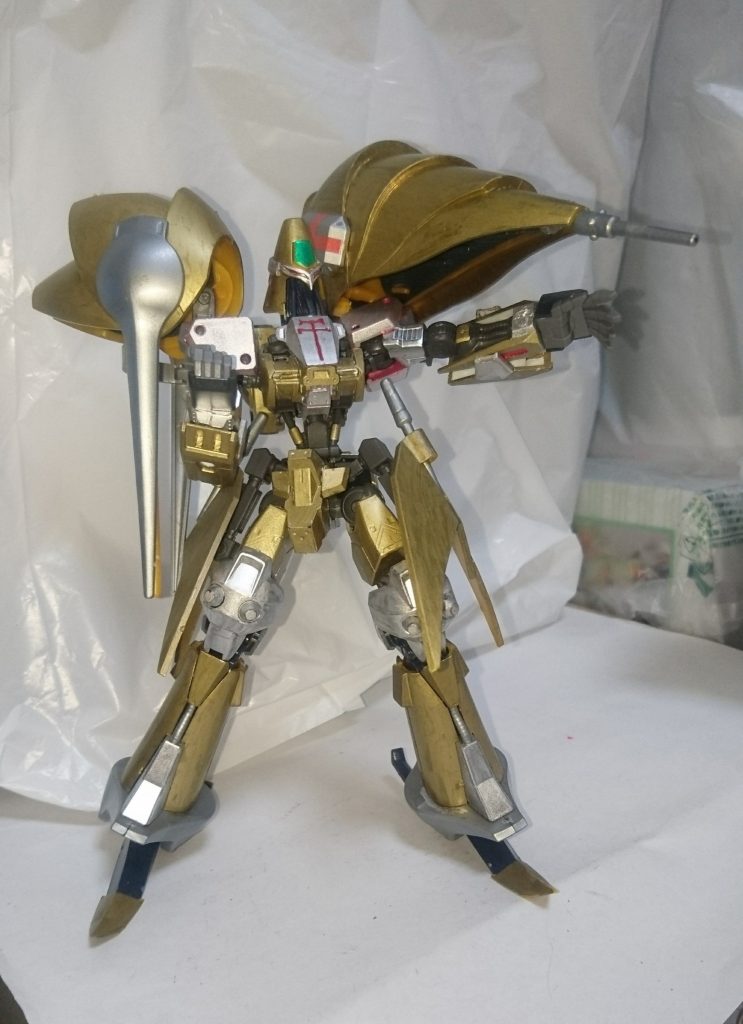 左肩のバインダーの先端からパワーランチャー発射!原作では、バイオリレーションシステムの影響により、バスターランチャー並の出力を誇っていました。※スパロボF完結編でもフル改造されている状態で再現されていますので、まともに食らうと10000ダメージいくこともありました。