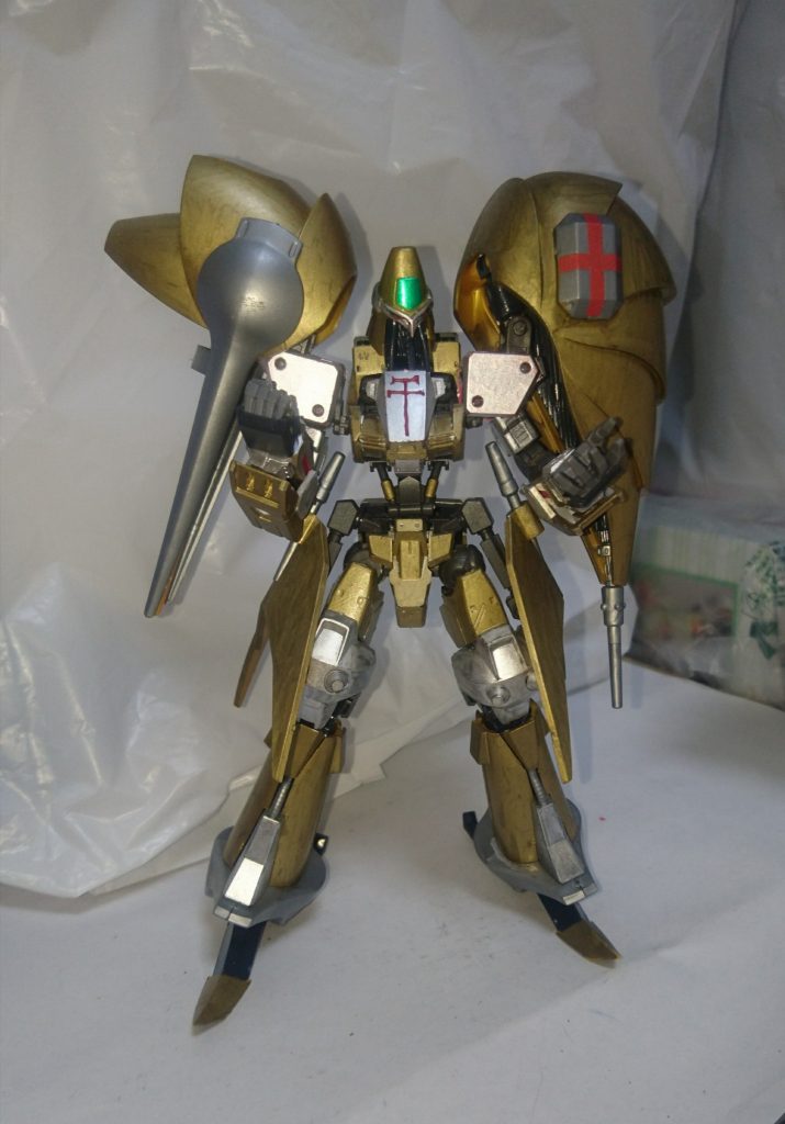腕はオリジナルで、HGHMエルガイムやイージーアームズのパーツから作成。ハンドパーツはHGバーザムを使用。ビームサイズを持たせるのに一番フィットしています。サイドアーマーの取り付け用パーツはバルバトス第6形態のを使用したことで、丁度良い位置に付けられました。