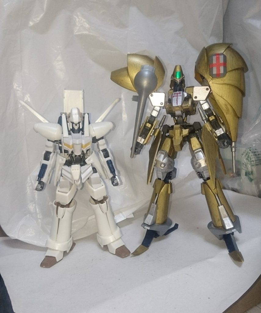 鉄血コンテスト期間に作ったエルガイムと並べてみる。1.5倍くらいの体格差があるかな?やはりラスボスというのはでかくないとね!