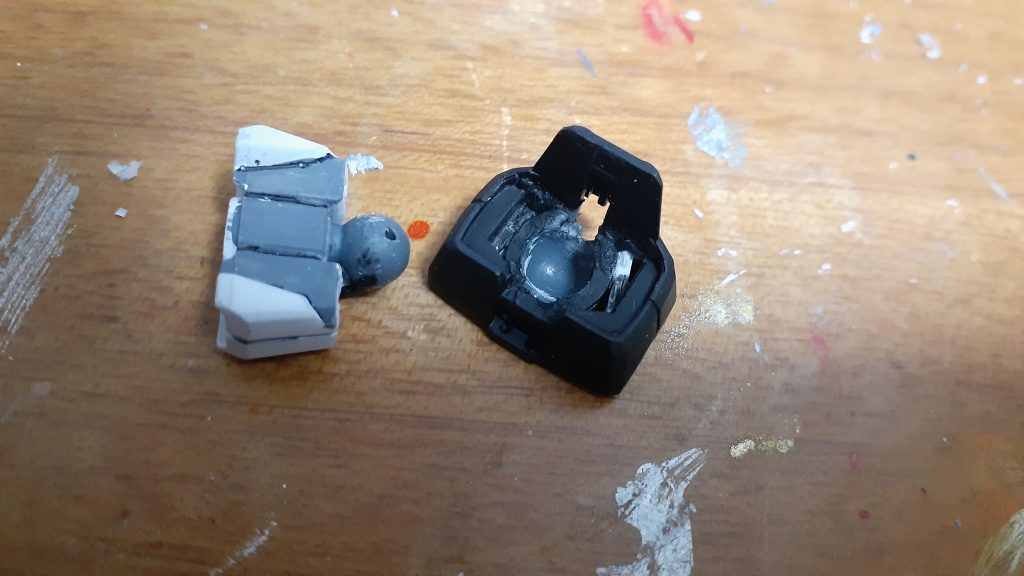 腰部の改造背負いものが重すぎるので大きめのボールジョイントに変更、可動も確保してます