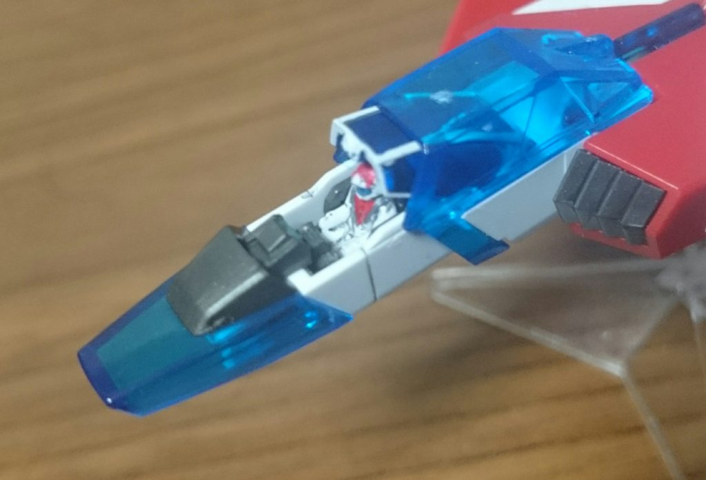 キャノピーは劇中通りにスライドで開閉可能っス。中のモニターとアムロも塗装してるっスよ(ただ楊枝の先端に塗料をつけすぎて胸の赤いラインは失敗してるという)変形の過程でコクピットシートが90度回転てのはたまげるっスね。しかもこれももう12年くらい前のキットになるんスね…3.0やオリジンver.も既にかなり前のキットとなってるし、時間の流れは残酷っス…。そんな前のキットでも未だにこのキットの一部パーツが最近のキットに流用されてるという(アメイジングレッドウォーリアとかジムスナIIとか)