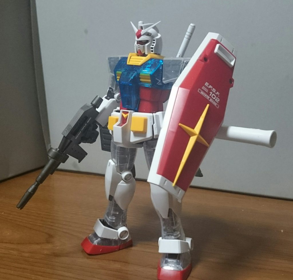 同じく一番くじのEG(トリコロール)とSDEXは白いパーツと青いパーツがクリアパーツだったっスけど、こちらはラストワン賞との兼ね合いで白いパーツは一部のみがクリアになってるっスね。また関節や武器などのグレーのパーツがガンメタ調の色になってるっス。あと頭部センサーが無色透明なんで、マッキーの赤で塗装してるっス。ちなみに股関節なんスけど、ものすごく緩めでポロリとかグルリとかしやすいっス。一応瞬接で軸を太らせはしたんスけど、それでも撮影中盤の頃にはもう軸がぐるりぐるりと…クリアパーツの箇所は……ブルー……胸ホワイト……肩、上腕、大腿部、脛、足