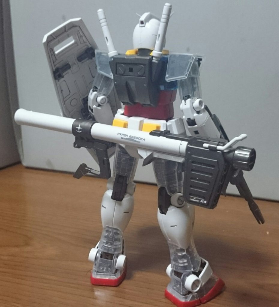 ・背面バズーカとライフルを腰部に、シールドをバックパックに取りつけることが出来るっスね。あとガンダムデカールを使用してるんスけど、クリアパーツの部分はすごく分かりにくいっスね。特に肩！透明な外装の下のフレームが透けて、グレーのデカールが目を凝らさないとわからないっス…