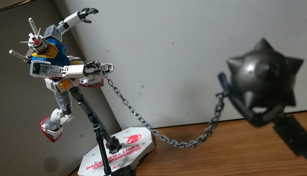 ・ガンダムハンマーG30のものとは違い、チェーン部分はプラで出来てるっス。ただ、武器などのグレーの成形色がガンメタ調になったのに関わらず、チェーンはグレーのままなので、ハンマーや柄部分とチェーンでは色の差異が…ちなみにコイツが一番持たせにくいっス！