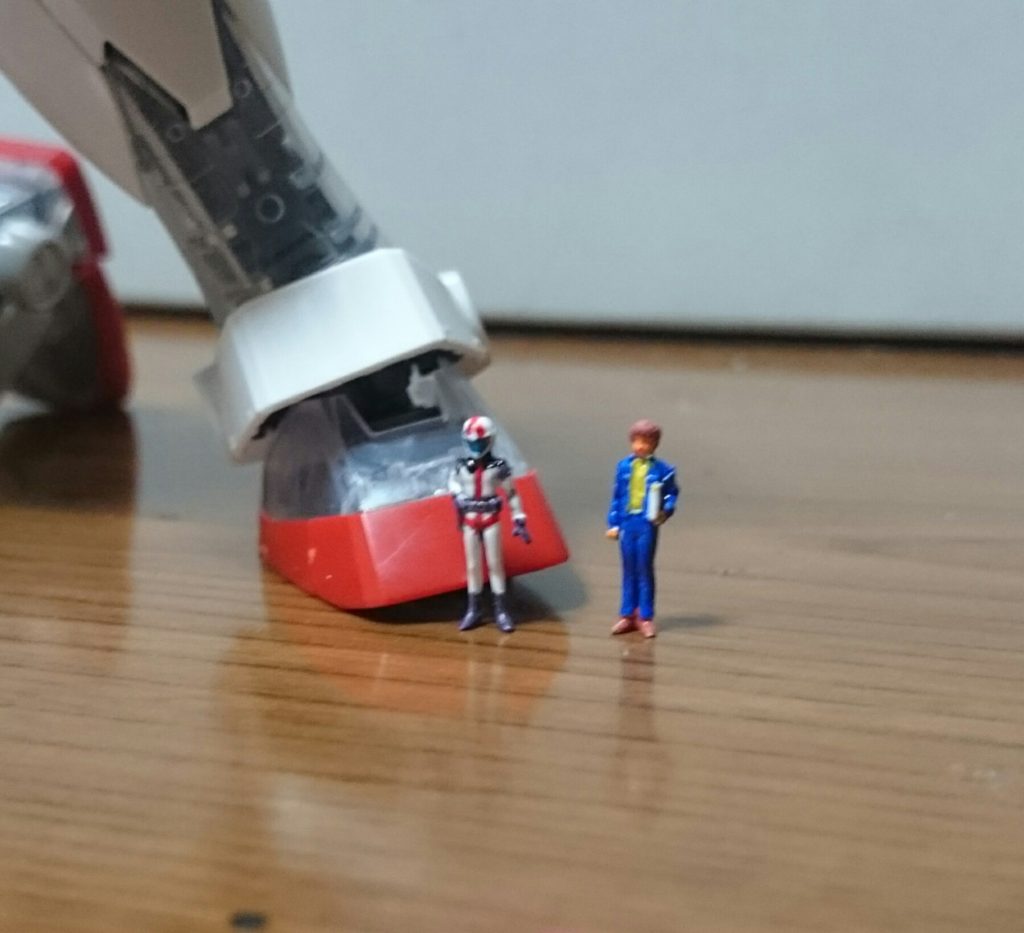 1/100サイズのアムロフィギュアが2種類付属してるっス。マーカーとかでさっと(雑)塗装ス。最近のキットの付属フィギュアのように足元が台座を兼ねてないからすごく倒れやすいっス