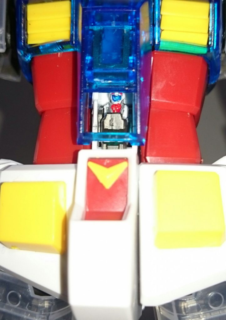 機首を収納せずにドッキングさせるっス！するとアラふしぎ！ハッチとアムロの位置が(大体)合うように！ただ機首を伸ばしたままドッキングは出来るんスけど、その代償に腰の可動が不可能に…まぁこの状態でアクションするわけでも無し、問題は(たぶん)ないかと。ちなみにキャノピーをスライドさせてるだけだとアムロの頭部が見えにくくなるので、この状態にする場合はチト面倒スけど、キャノピーのパーツを取り外しておくと見栄えがよくなるっス