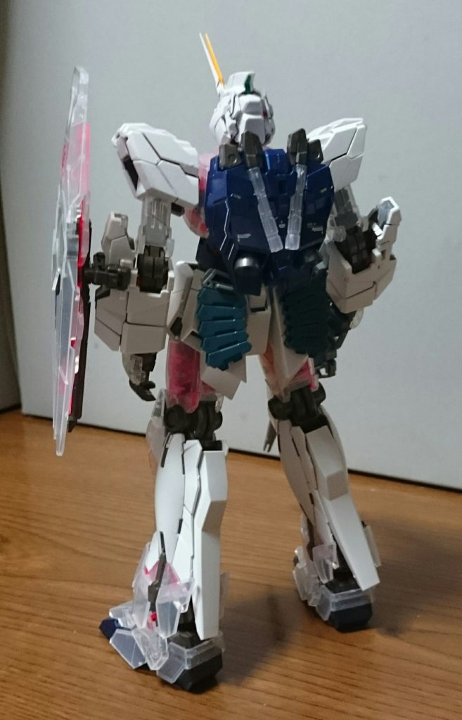 ・ユニコーンモード 背面腰部にはビームマグナムのEパックやバズーカのマガジンを取り付け可能っス。またガンダムデカールを何ヵ所か使用してるっス