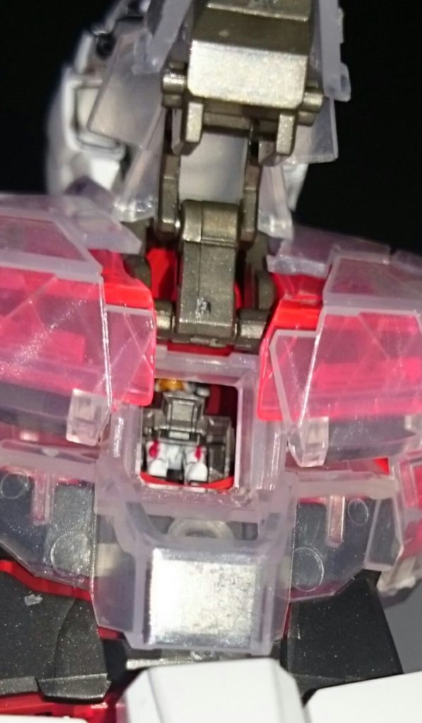 ・コクピットハッチ展開中はパネルモニターとバナージくんの足しか見えないっスね。角度によっては辛うじてヘルメットのバイザーが見えるかな、って感じっス。パネルモニターも一応NT-Dをイメージしてロイヤルメタレッドで塗装してるんスけど、当然ながら見えることは無くしかし時々思うんスけど、たまーにコクピットハッチとコクピットシートの位置が合わないキットあるっスよねMGだとSEEDのXナンバーの機体とか。RGのエクシア・00・クアンタとか。位置が合わないだけならまだしも、先程挙げたRGのキットたちは1/144のフィギュアの方がコクピットシートよりはるかに大きいという……