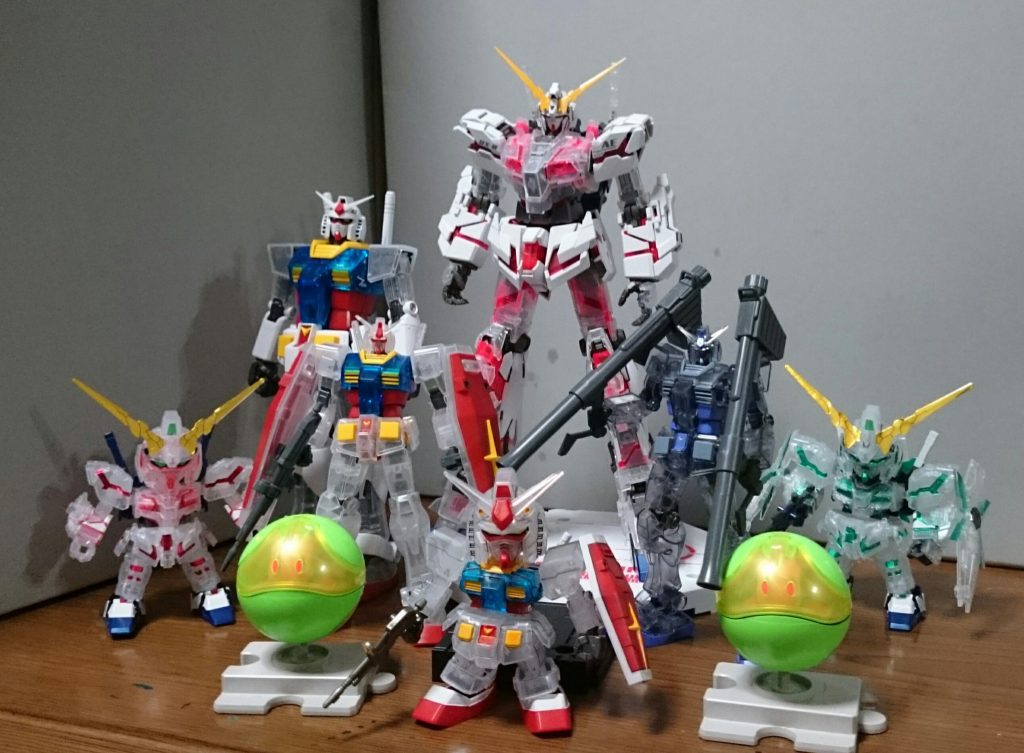 一番くじだョ!全員集合今年の一番くじの戦績は……A賞……MGユニコーンガンダム(ソリッドクリアver.)B賞……MGガンダムver.2.0(ソリッドクリアver.)C賞……SDEXガンダム(ソリッドクリアver.)D賞……SDEXユニコーンガンダム(ソリッドクリアver.)×3E賞……EGガンダム(トリコロールカラー・ソリッドクリアver.)×2F賞……EGガンダム(G-3カラー・ソリッドクリアver.)×2G賞……ハロプラ(ソリッドクリアver.)×2H賞……小皿×4   (10種類中3種類・ガンダム/アッガイ/グフ×2)I賞……クリアファイル×5(10種類中5種類・二枚一組になってるから種類の集計メンドイ)合計21回・約16590円也!あれ、ざっくり計算で諭吉さんひとりと英世さん2、3人くらいと思ってたけど、改めて計算しなおしたらそれ以上の人数をリリースしてた……多分初日にA賞が当たらなければB賞はあきらめてたかなって。EGをふたつずつ確保出来たのもうれしいっスね。ちなみに画像の子らの他にもSDEXユニコーンがひとつとEG2種類がひとつずつまだ未組み立てっス。三つめのユニコーンの色は未だ決まらず……