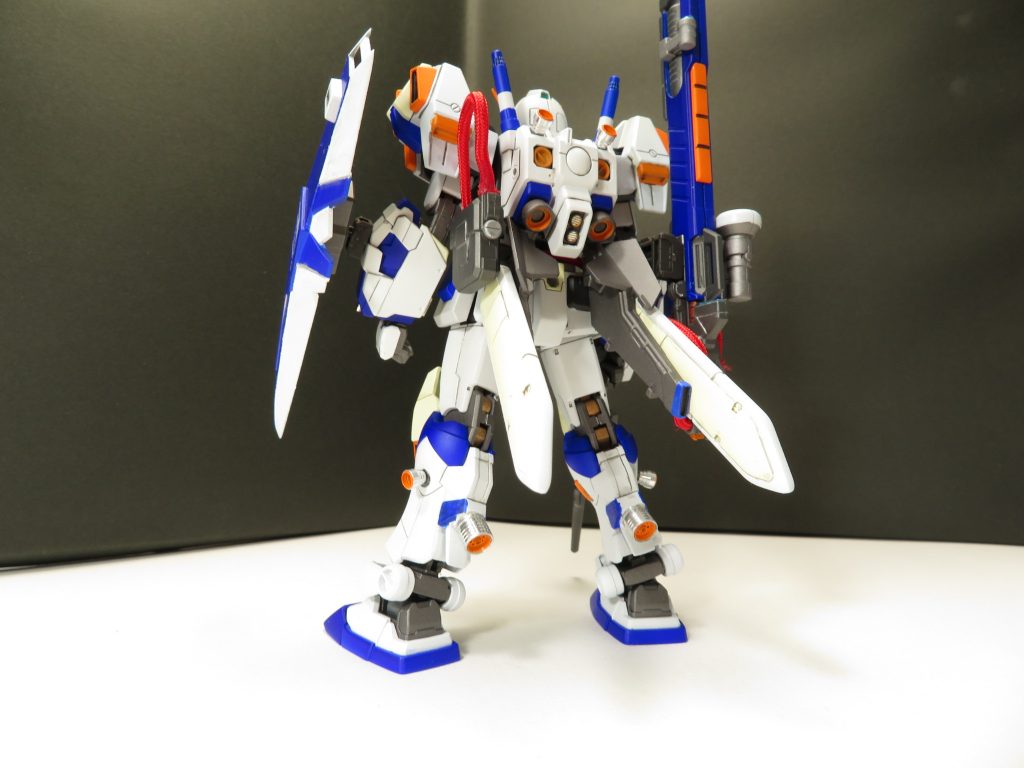 ガンダム4号機とオリジン版ガンダムをミキシングしてます。メインは4号機に、頭部、腰、太もも、足をオリジン版ガンダムに変更してます。