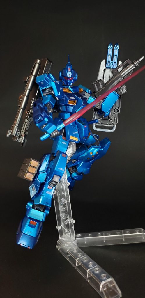 陸戦用重装備180ミリキャノン陸戦型ガンダムと同じタイプだが、右腰部から伸びるアームで支持されており、砲身が折りたたみ式になっているため不使用時は背部に収納が可能である[4]。射撃時はグリップを上向きで保持する。空間戦でも使用可能[5]。