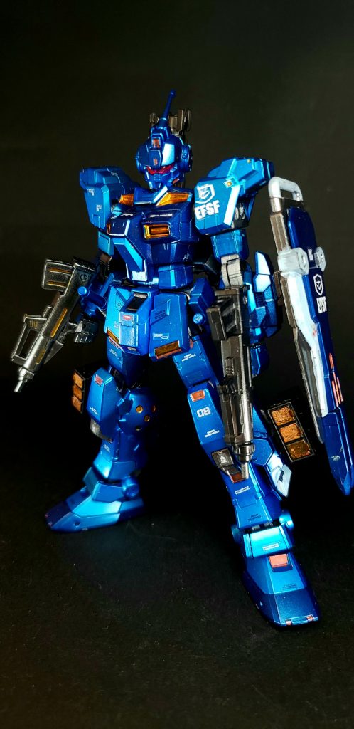 頭部はツイン・アイにゴーグルを装着し、ガンダム・タイプとジム・タイプの中間的な外観をもつ。バックパックはガンダム4号機・5号機と同様のもので[4]、空間戦仕様ではこれらと同じくバックパック下部にプロペラント・タンクとスラスター、両肩にショルダー・ユニットを装着する。脚部スラスターはジム・スナイパーIIのものをベースに高出力化[4]、さらに脚部側面に増加スラスター・ユニットを装備している[4]。