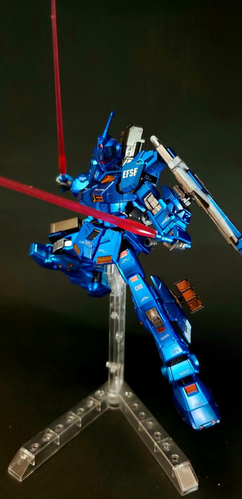 90ミリブルパップ・マシンガン後期型のジムと同じタイプだが、HADESのサポートにより命中精度は飛躍的に向上する[2]。脚部3連ミサイル・ポッド当時の連邦軍では珍しい装備。使用後は強制排除が可能[4]。