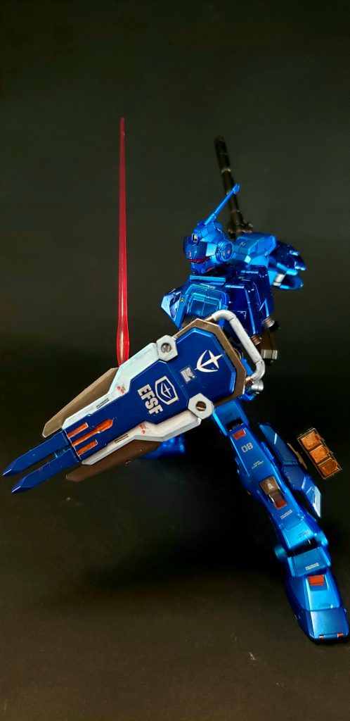 スパイク・シールドジム・ストライカーと同じタイプ。なお、ゲーム『機動戦士ガンダム バトルオペレーション』では軽装備仕様も登場する。ジム改のハイパー・バズーカ、陸戦型ガンダムのビーム・ライフルのほか、陸戦用重装備と同じく90ミリマシンガンとスパイク・シールドを装備する。