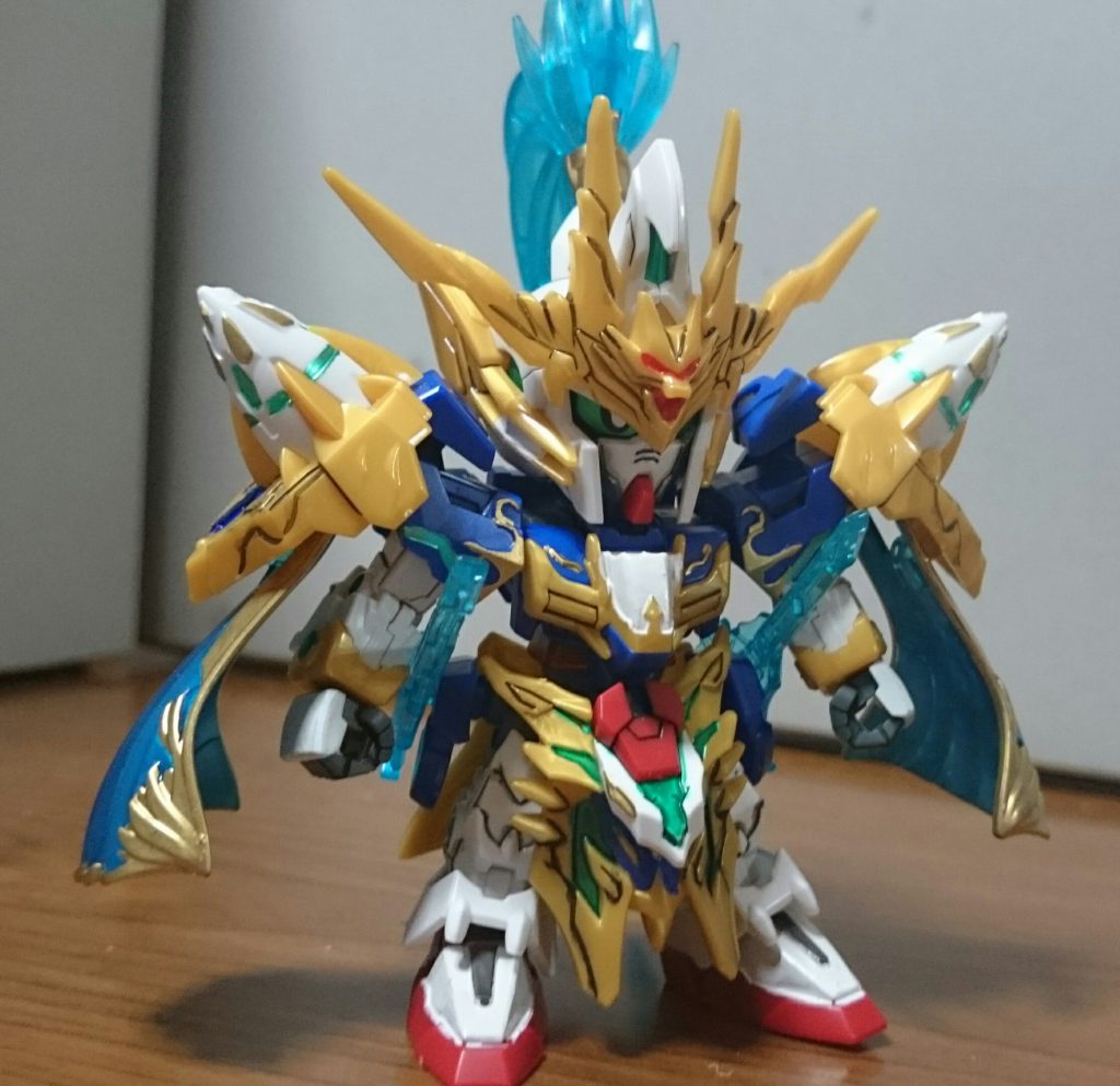 ・趙雲ダブルオーガンダム「三国伝」ではV2だった趙雲。今回もダブルオーと、連続して主人公機が演者っスね。趙雲・黄忠共に数ヵ月前の駿河屋のセールで買ったんスけど、黄忠をつくったところで力尽き、こちらはスミ入れと中途半端な部分塗装で数ヵ月放置、最近コイツの存在を思いだし、作った次第っス。自分、地方民故に「創傑伝」キットはこのふたつが初めてっスけど、「こんなところがパーツ分けされてるの!」と驚くこともあれば、「あそこがパーツ分けされといてココはされてないの!?」と、こんな感じで色々と驚いたっスね。つか色足りなさすぎ!?けど、全てをやりきったらすごい満足感が。……あと解放感も