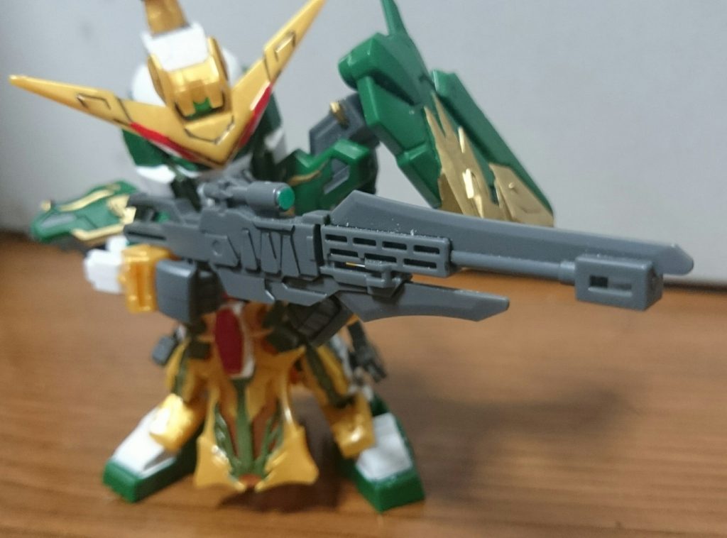 ・龍眼モチーフはGNスナイパーライフルっスね単品では両手持ちは無理っス。説明書の漫画ではライフル下部を支えてたっスけど、平手などはない
