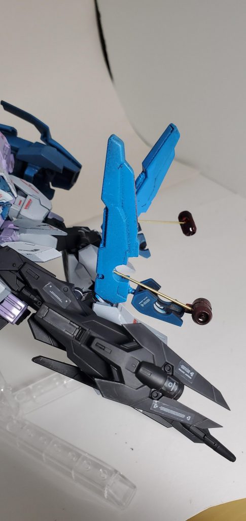 Hgucのイクスェスインコムは、ギミックがなかったので、ワイヤーなどで展開できるギミックを追加しました。