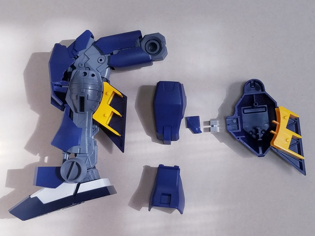 足の外装はちょっぴり、いろいろ切って組み合わせてます(*^.^*) 膝の皿がなぜか引っ掛かったので、外装側を切りかきスムーズを動くようにしています( ̄▽ ̄;)