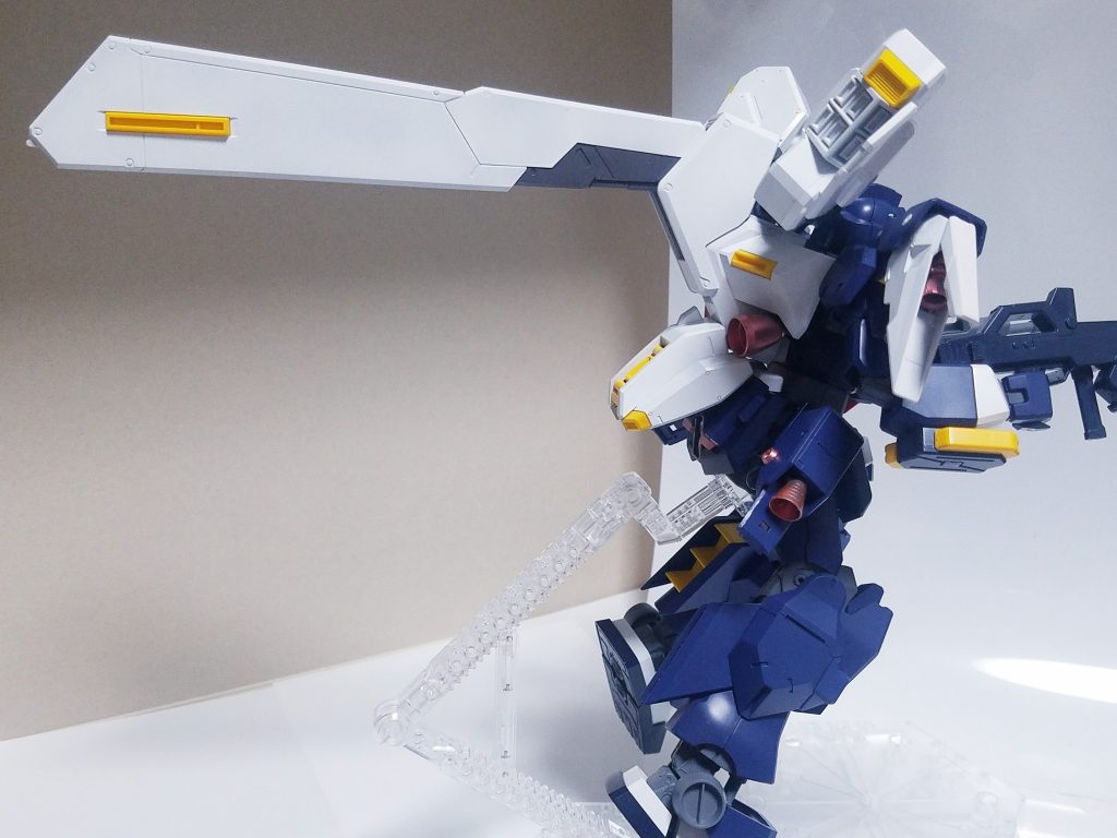 腰にはブーストポットと、TR-1の膝を加工したブースターを取り付けました。