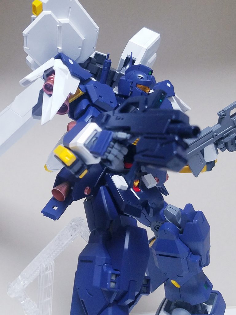 肩のパーツでシールドが持てなくなったため、両手にライフルを持たせて火力UP。弾に当たらなければ問題無しです(;゜∀゜)