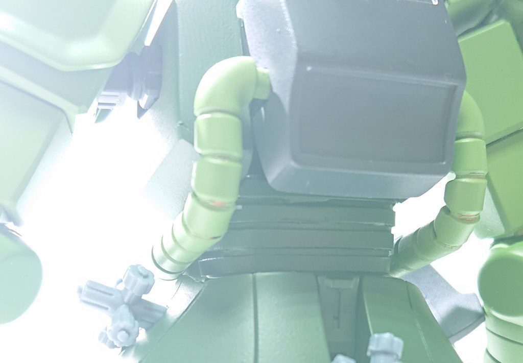 ボルポイント2:胴体ボルジャーノンの角ばった胴体とダボっとした広めの腰アーマーをパテやらプラ板で再現。腹部の縞々凹凸もプラ板で盛っていますよ～     (写真見ずらくて申し訳ないです)