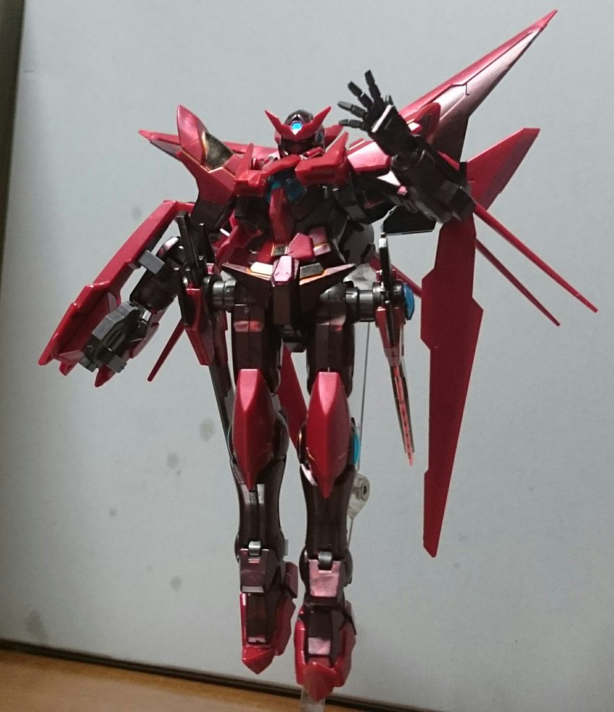 ・ガンダムエクシアダークマター(トランザム)変更点は成形色がメタリック調になったことと、コンデンサの色がブルーになったことくらいっスね。またトランザム起動時の全身のモールドに光が走るのをイメージして、一部モールドのスミ入れはメタオレンジを使用してるっス。通常キットで色の足りないグレー・ブラックは総じてメタブラックで塗装してるっス