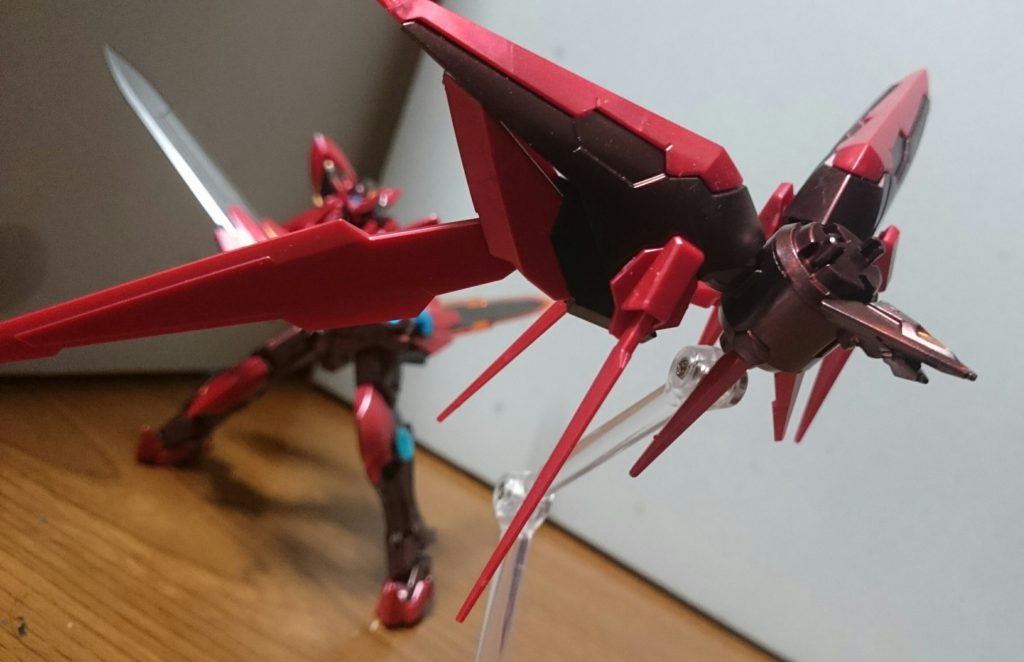 ・ダークマターブースターこちら、翼から生えてる細いブレード状のパーツがすごく折れやすいので注意が必要っス。……今までアメイジングエクシアやダークマターは何度か買ったんスけど、その殆どのパーツがぽっきりと…