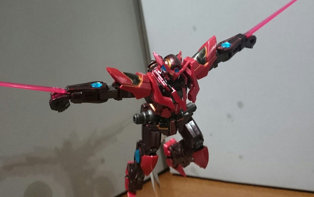 前腕のGNバルカンはGNビームサーベルと兼用。画像はバルカンの砲口とハンドパーツでエフェクトを挟んでるだけっス