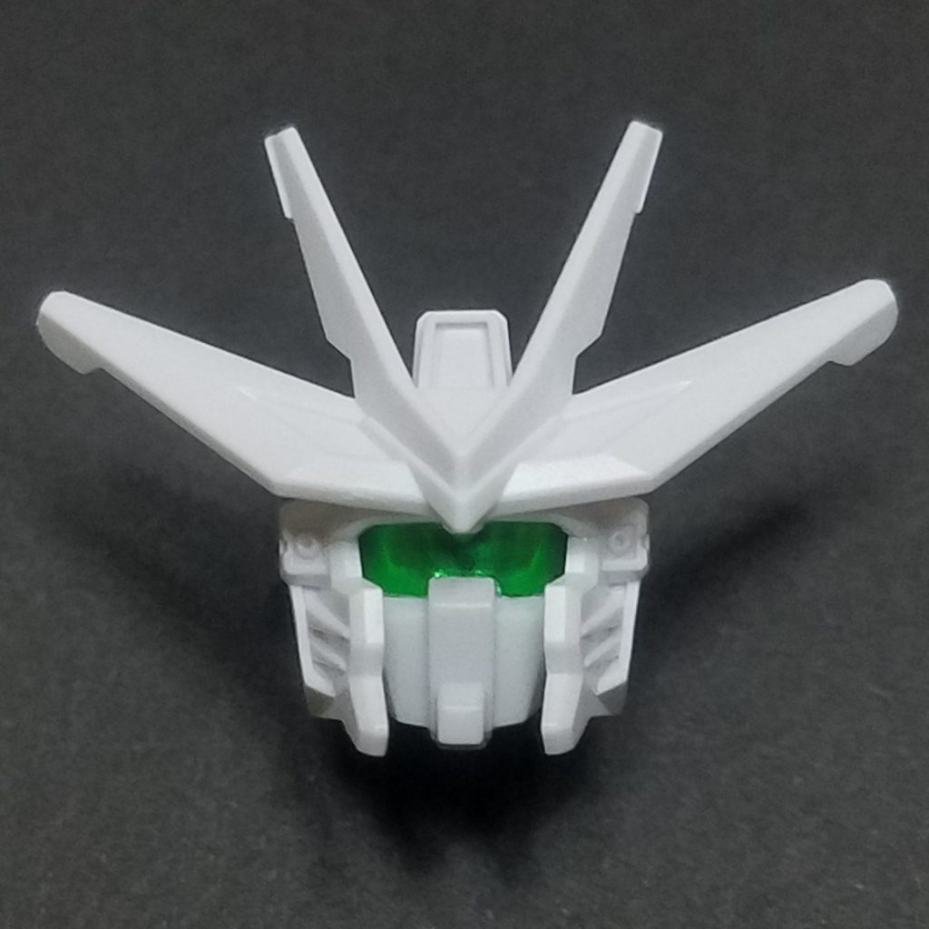 元々は立派なイケメンガンダムフェイスがあったのですが、それや武器などのパーツは別の改造に使ってしまい残っていたのがこれだけだったという…。 