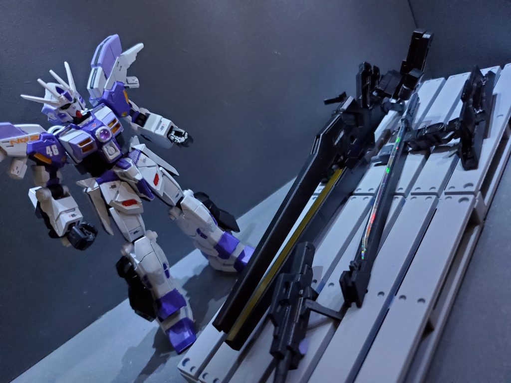 各種兵装右より、バックパックに接続するフレキシブルジョイント、近接兵装の高周波ブレード、取り回しの良いビームライフル、頭身よりも大きな長距離砲