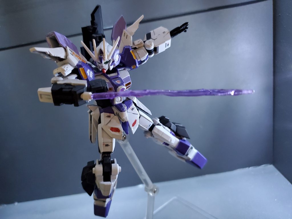 Gフレームのν[NEU]ガンダムを流用しているので、腕に穴をあけ、ジャンク山の余り物のサーベルを仕込み、ビームトンファーに。