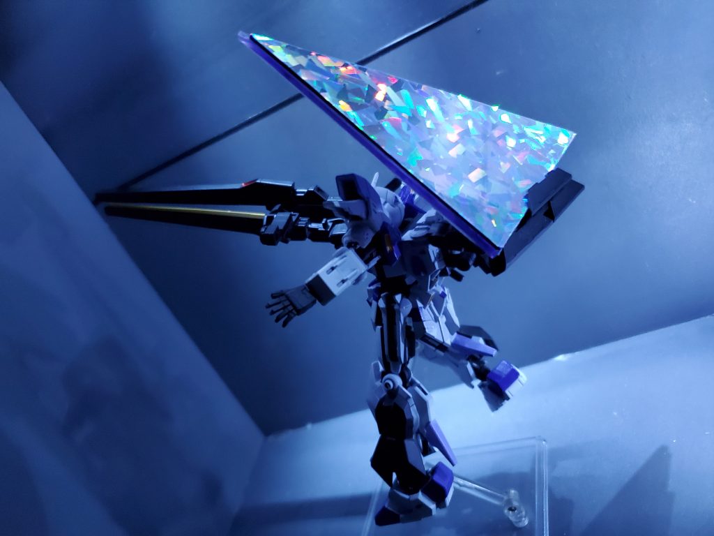 メガズッキュンキャノンの使用には条件があり、搭乗者の感応波がセンター適正値を上回ると機体システムが判断、すると　背部にサイコフィールドを形成する。