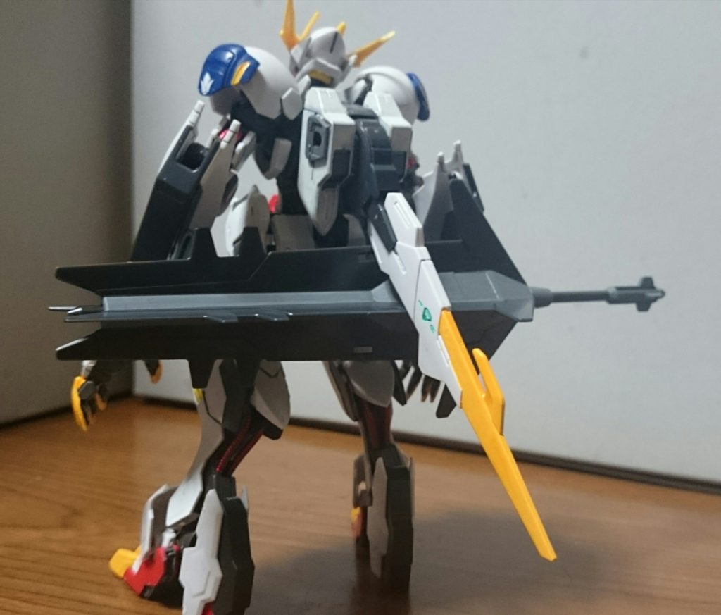 ・HG 背面 バックパックが真っ黒なので、ホワイトとグレーで塗装してるっス