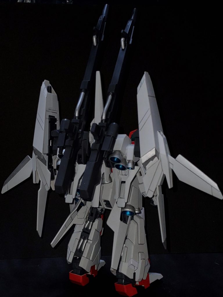 非常にバーニアが多いので塗りがいがありました。内側はガンダムマーカーのロイヤルメタブルー、シルバーはマッキーのシルバーで塗装。他ウイングやディフェンサーの差し色のシルバーもマッキーです。